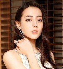 吃瓜视频神似迪丽热巴,瓜界女神再现！吃瓜视频中的迪丽热巴神似度爆表