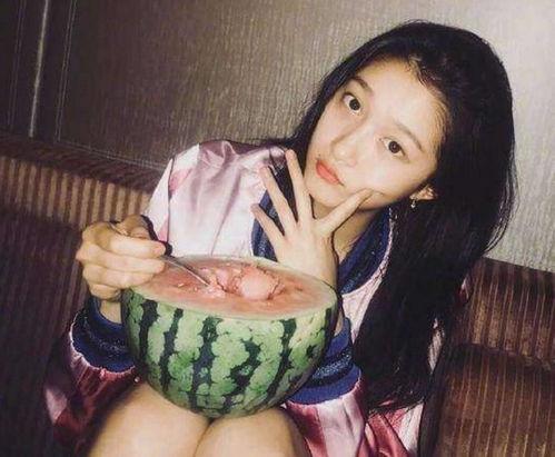 外国女孩吃酸瓜视频,表情包横飞，酸爽体验引网友热议