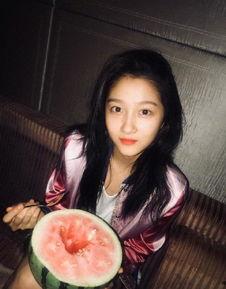 关晓彤现场吃瓜视频下载,瓜田李下，明星也爱凑热闹