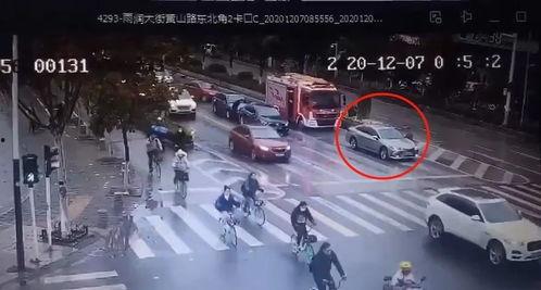 吃瓜群众被惩罚视频播放,网络热议引发道德反思